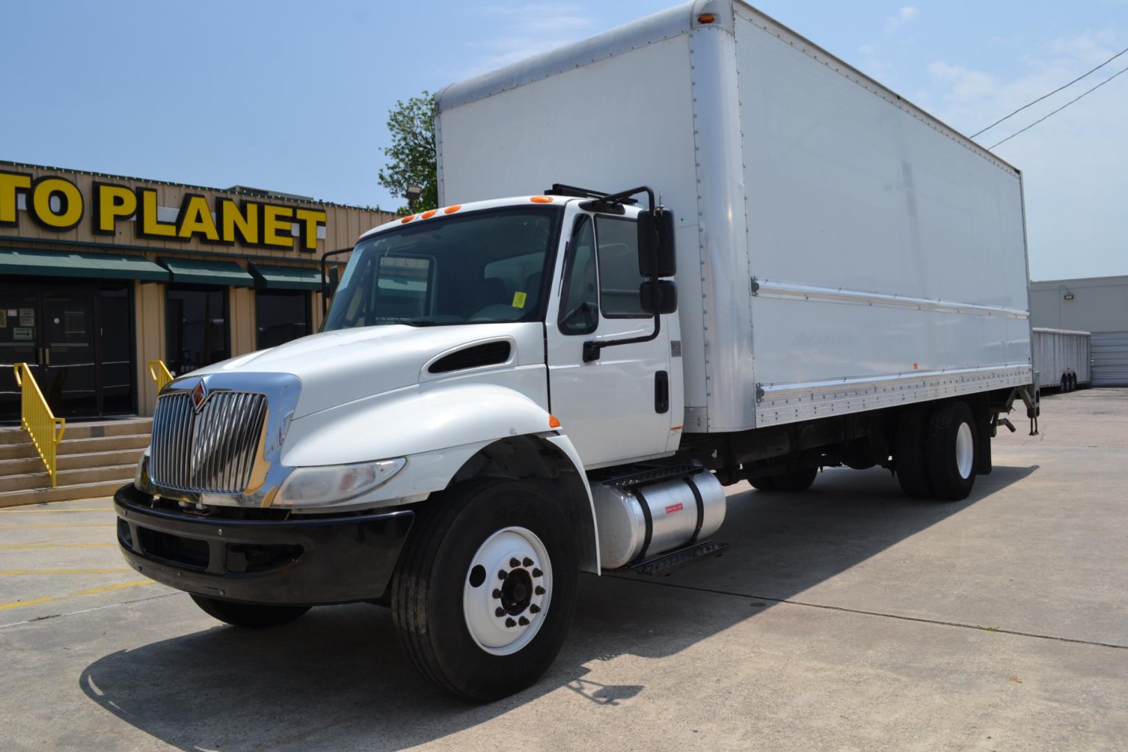 2018 WHITE /BLACK INTERNATIONAL 4300 with an CUMMINS ISB 6.7L 220HP engine, EATON FULLER PROCISION AUTOMATIC transmission, located at 9172 North Fwy, Houston, TX, 77037, (713) 910-6868, 29.887470, -95.411903 - Photo#0